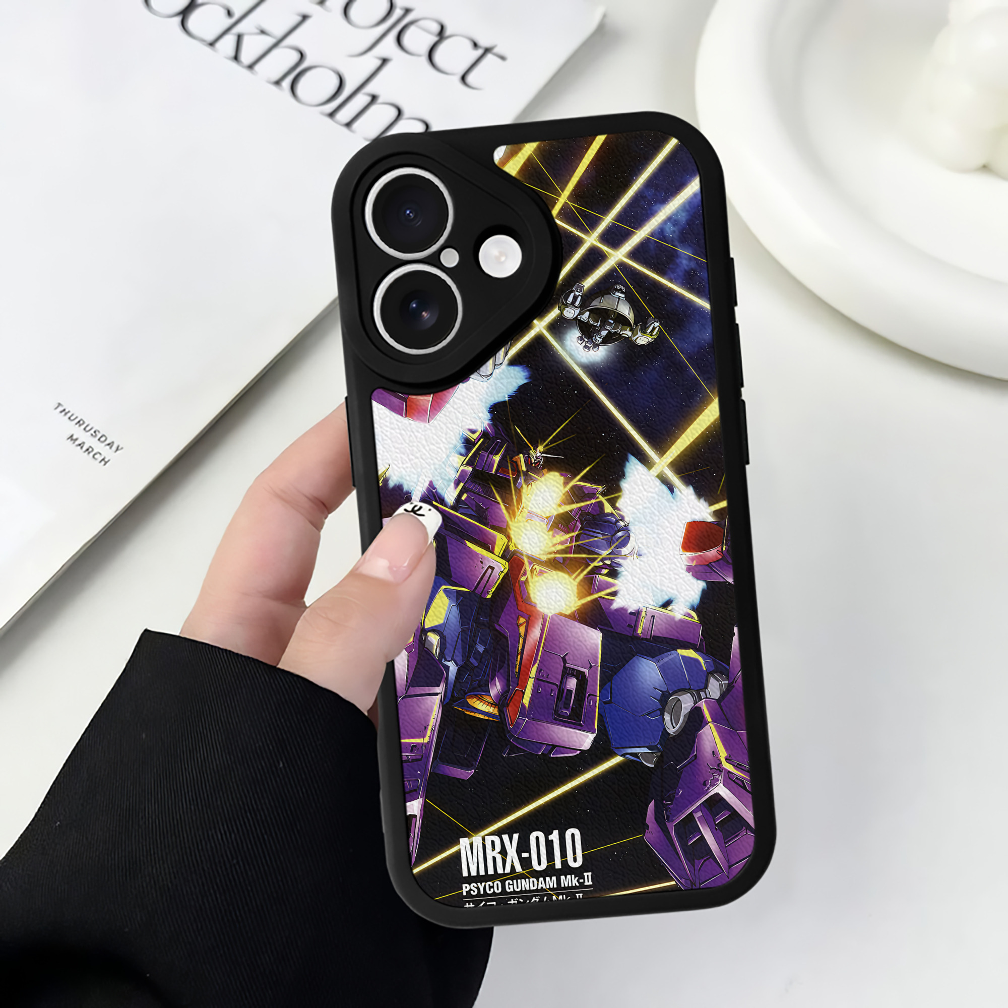 （画像用） 機動戦士ガンダム Mobile Suit Gundam 【iPhone 16シリーズ対応】シリコンスマホケース（レザー調） 材質：シリコン